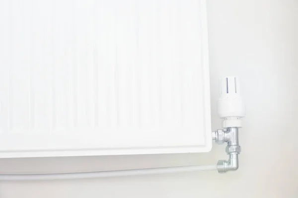 Új fehér radiátor fehér halvány falú ház belső — Stock Fotó