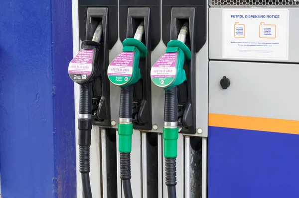  Glasgow, Lanarkshire, İskoçya, İngiltere. 12 Haziran 2021, benzin ve dizel fiyat artışı sırasında benzin pompaları garajda