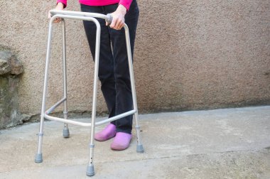 Evin içinde yürüyen iskeleti olan yaşlı biri.