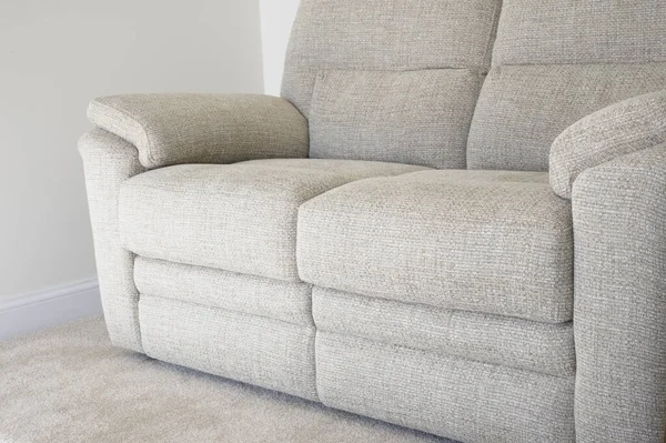 Neutralny kolor wnętrza domu pokazując sofa i dywan — Zdjęcie stockowe