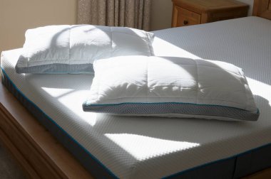 Yatak yatağı ve yastıklar yeni örtüler için hazır.