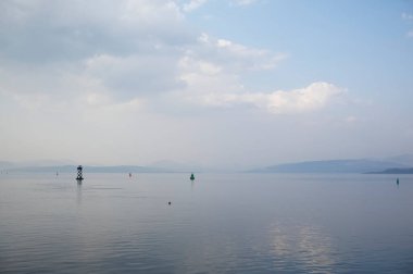 Deniz ve boş gökyüzü ile farkındalık boş arkaplan