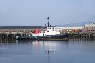 Gemi rıhtımda demirledi. Yolcu ve nakliye için malları bekliyor.