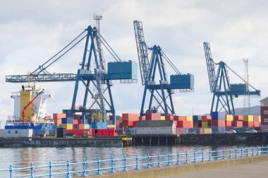 Konteynırları indirmek için lojistik port terminalinde vinçler