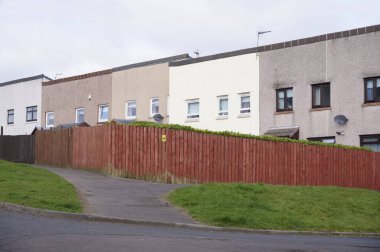 Yoksul gecekondu mahallesindeki sosyal yardım sorunları olan kimsesiz konut.