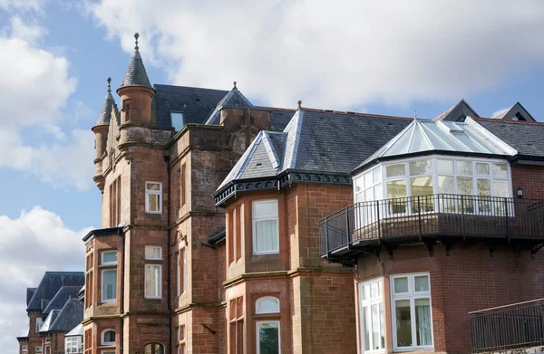 Kırsal kesimde lüks köşk kırmızı kumtaşı ev