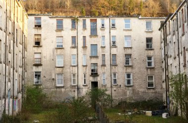 Port Glasgow 'da sosyal yardım sorunları olan fakir gecekondu mahallesindeki kimsesizler konağı.