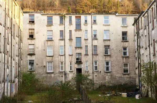 Port Glasgow 'da sosyal yardım sorunları olan fakir gecekondu mahallesindeki kimsesizler konağı.
