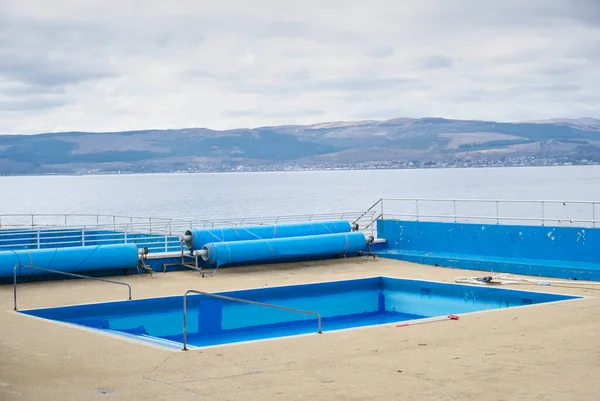 Cierre de piscina al aire libre para mantenimiento en Gourock — Foto de Stock