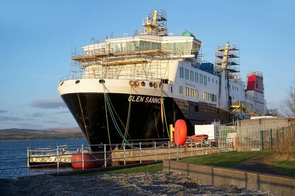 Port Glasgow, Schottland, Großbritannien, 9. April 2022, Ferguson Marine Werft und der Fortschritt der neuen Calmac Fähre namens Glen Sannox — Stockfoto