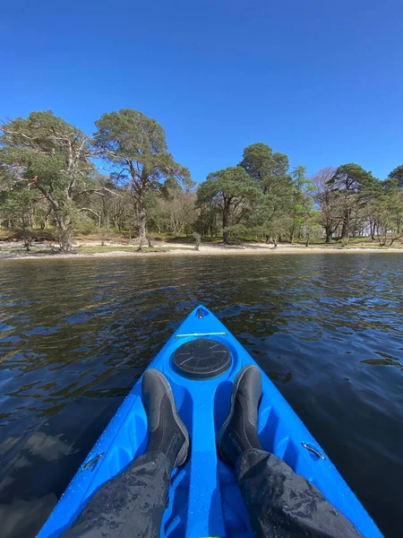 Niebieski kajak na otwartej wodzie w Loch Lomond — Zdjęcie stockowe
