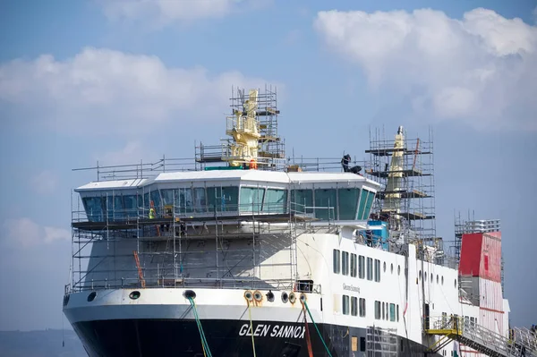 Port Glasgow, Schottland, UK, 28. März 2022, Ferguson Marine Werft und der Fortschritt der neuen Calmac Fähre namens Glen Sannox — Stockfoto