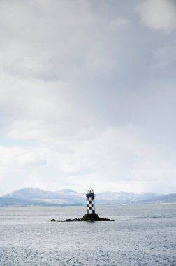 Siyah beyaz çizgili deniz feneri