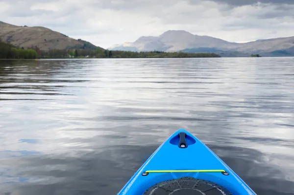 Caiaque azul em águas abertas em Loch Lomond — Fotografia de Stock