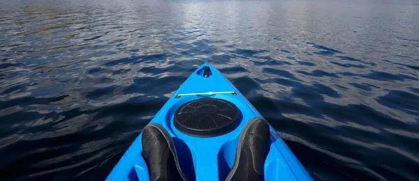 Caiac albastru pe apă deschisă la Loch Lomond — Fotografie, imagine de stoc