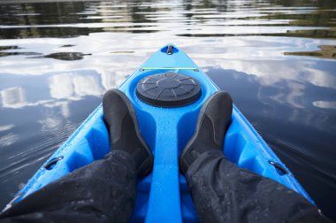 Lomond Gölü 'nde açık denizde mavi kano.