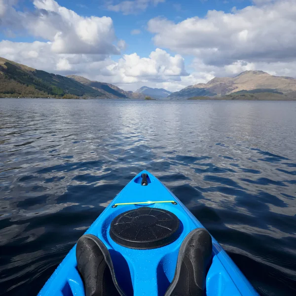 Modré kajaky na otevřeném moři v Loch Lomond — Stock fotografie