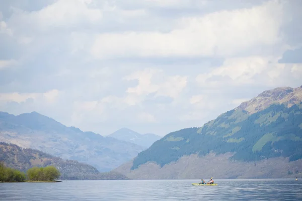 Modré kajaky na otevřeném moři v Loch Lomond — Stock fotografie