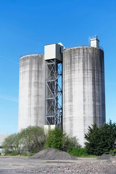 Cement mixing silo concrete tower in Glasgow — Foto de Stock