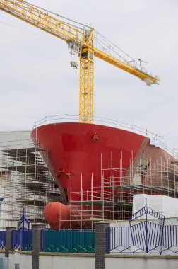 İskelelerle çevrili vapur inşaatı sırasında gemi inşaatı ve vinç