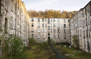 Port Glasgow 'da sosyal yardım sorunları olan fakir gecekondu mahallesindeki kimsesizler konağı.