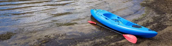 Blue kayak moored at Loch Lomond on island — стоковое фото