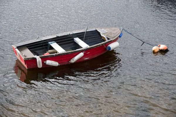 Oude boot verlaten aan wal bij Loch Lomond — Stockfoto