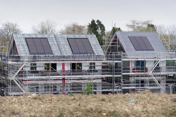 Glasgow, İskoçya, İngiltere, 24 Nisan 2022, inşa edilen yeni evlere paneller