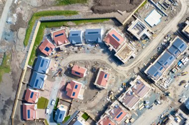 Kırsal bölgelerde artan talep için yeni konut geliştirme evleri inşa ediliyor.