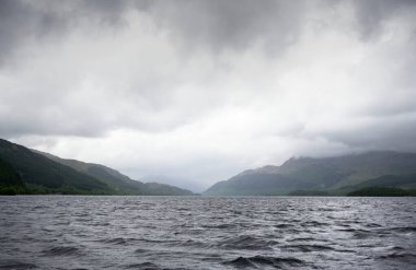 Lomond Gölü 'ndeki açık denizde fırtına ve kara bulutlar.