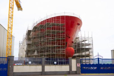 Ferguson Deniz Tersanesi ve Glasgow Limanı 'nda Glen Sannox adlı yeni Calmac feribotunun gelişimi.