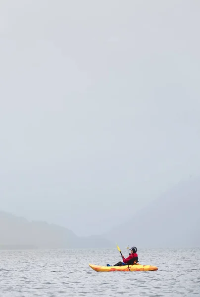 Loch Lomond英国开阔水面上的蓝色和黄色皮划艇 — 图库照片