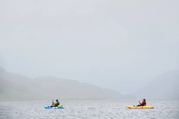 Kayak Azul Amarillo Aguas Abiertas Loch Lomond —  Fotos de Stock