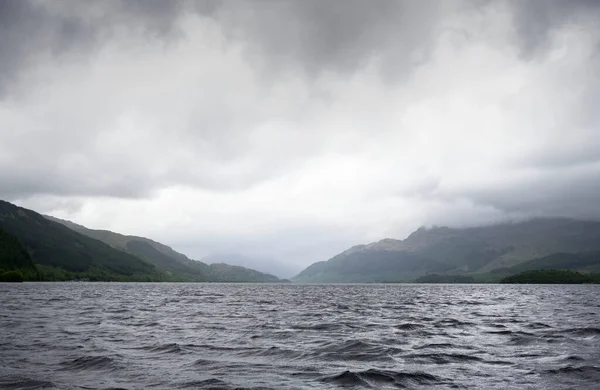 Storm Och Mörka Moln Över Öppet Vatten Loch Lomond — Stockfoto
