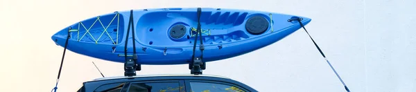 Azul Kayak Coche Con Correa Arnés Seguridad Corbata Reino Unido —  Fotos de Stock