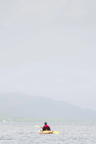 Gul Kajak Öppet Vatten Vid Loch Lomond — Stockfoto