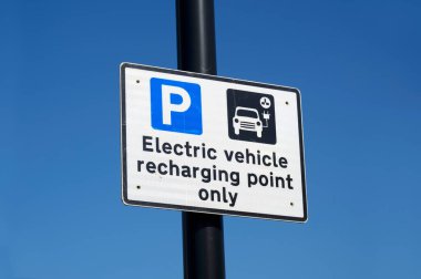 Araç veya bisiklet için elektrik şarj noktası İngiltere 'de araba park alanında ücretsiz.