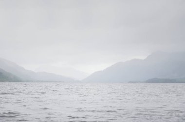 Yaz fırtınası sırasında Lomond Gölü 'nden Ben Lomond manzarası