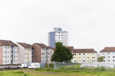 Port Glasgow uk 'ta sosyal yardım sorunları olan fakir gecekondu mahallesindeki kimsesizler konutu.