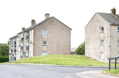 Port Glasgow uk 'ta sosyal yardım sorunları olan fakir gecekondu mahallesindeki kimsesizler konutu.