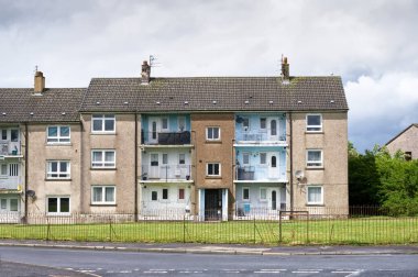 Port Glasgow uk 'ta sosyal yardım sorunları olan fakir gecekondu mahallesindeki kimsesizler konutu.