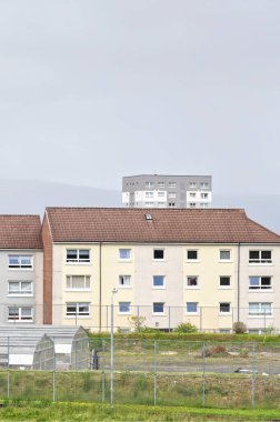 Port Glasgow uk 'ta sosyal yardım sorunları olan fakir gecekondu mahallesindeki kimsesizler konutu.