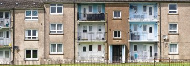 Port Glasgow uk 'ta sosyal yardım sorunları olan fakir gecekondu mahallesindeki kimsesizler konutu.