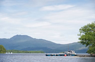 İngiltere yazında Lomond Gölü 'nden Ben Lomond manzarası