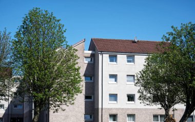 Port Glasgow uk 'ta sosyal yardım sorunları olan fakir gecekondu mahallesindeki kimsesizler konutu.