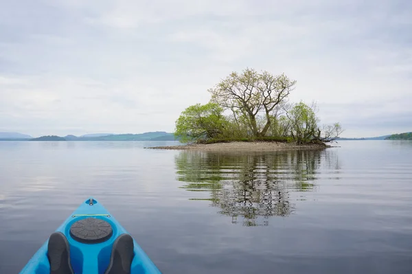 Blue Kayak Aguas Tranquilas Abiertas Loch Lomond — Foto de Stock