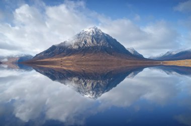 Buachaille Etive Mor, İngiltere nehrinin durgun sonbahar yansıması sırasında havalanır.