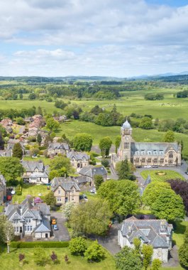 Yakında yeni konut geliştirme tehdidi altında, taşra köyü lüks içinde.