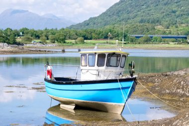 Dumbarton UK 'deki River Leven' de terk edilmiş eski bir tekne.
