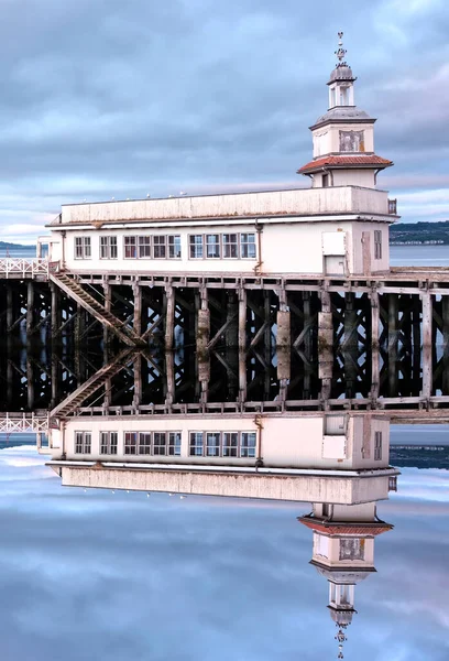 英国杜农废弃的维多利亚式木制码头建筑 — 图库照片